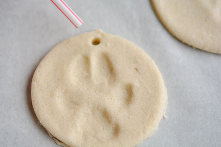 These puppy paw print salt dough ornaments are SO CUTE!! And they're such a fun way to celebrate our furry friends! Such a sweet Christmas keepsake idea!