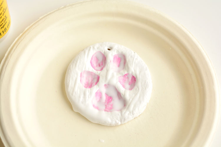 These puppy paw print salt dough ornaments are SO CUTE!! And they're such a fun way to celebrate our furry friends! Such a sweet Christmas keepsake idea!