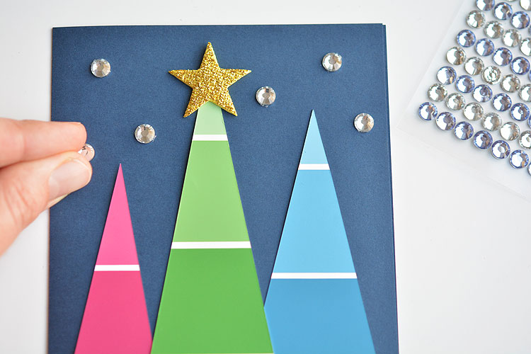 These paint chip Christmas cards are SO BEAUTIFUL and they're really easy to make! They're so simple, but end up looking amazing! Such a great homemade Christmas card idea!