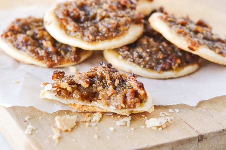 These pecan pie cookies are SO GOOD and come together quickly with just a few simple ingredients! All the deliciousness of pecan pie in a bite sized cookie!