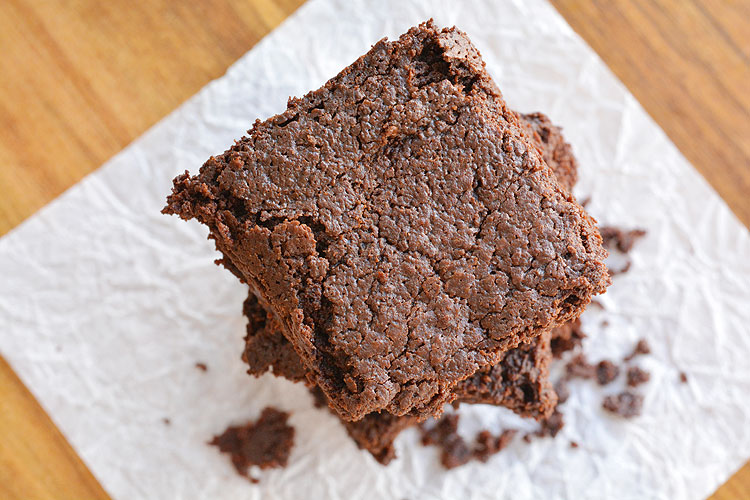 These flourless brownies are SO GOOD! They are fudgy, decadent and entirely satisfying! And they use normal ingredients you probably already have at home!