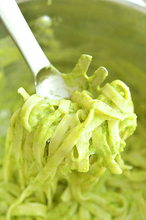 This creamy avocado pasta TASTES AMAZING, it's healthy and it so easy to make! Creamy delicious goodness without any actual cream! I wish I had tried it sooner!