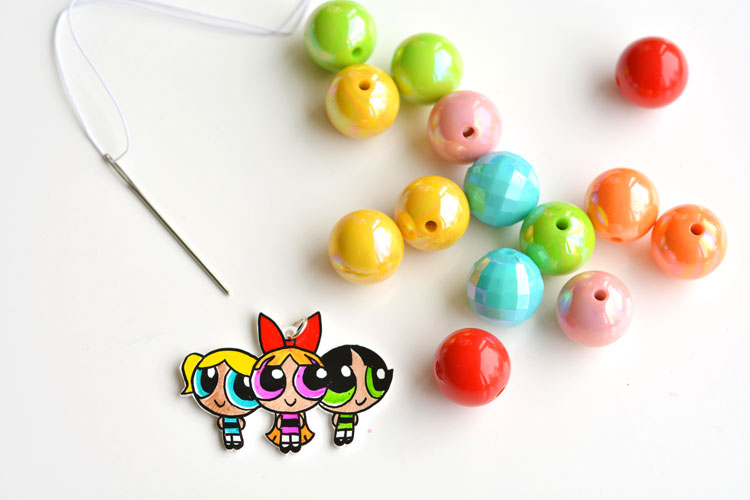 This Shrinky Dinks Powerpuff Girls jewelry is SO EASY to make and it looks completely adorable! Such an easy and awesome craft to do with the kids!