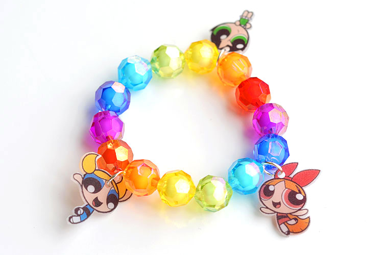 This Shrinky Dinks Powerpuff Girls jewelry is SO EASY to make and it looks completely adorable! Such an easy and awesome craft to do with the kids!