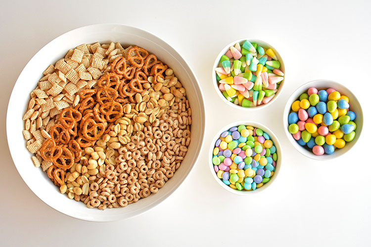 This spring snack Chex mix is the PERFECT combination of sweet and salty. It tastes soooooooo good!! And the colours are so beautiful for spring and Easter!