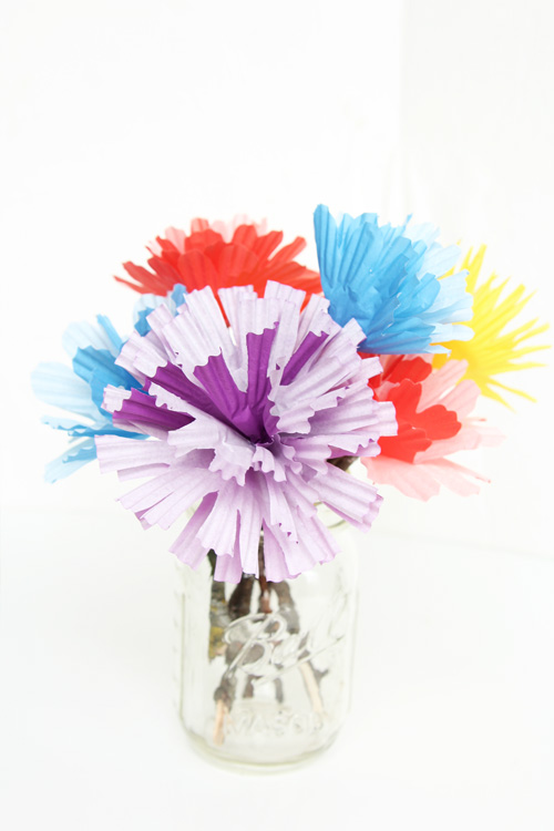 These diy flowers are SO easy and require only a few materials. Make them for Mother's Day or a teacher gift!