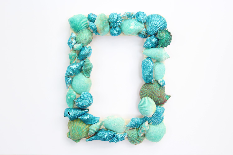 Make a BEAUTIFUL glitter sea shell frame this summer. It's such an easy summer kids craft!
