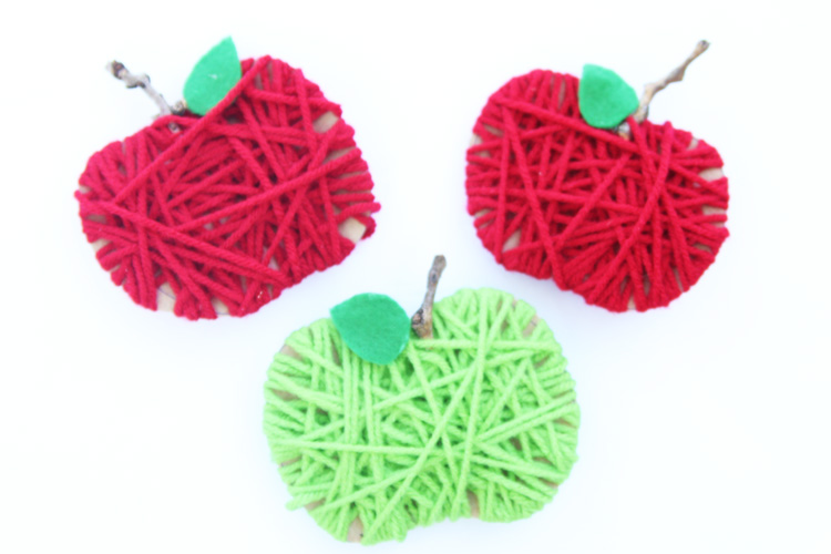 Make some yarn wrapped cardboard apples for a SUPER EASY fall kids craft!