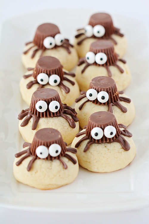 These sugar cookie spiders are so adorable, and so easy to make! They're the perfect treat to make with the kids for Halloween!