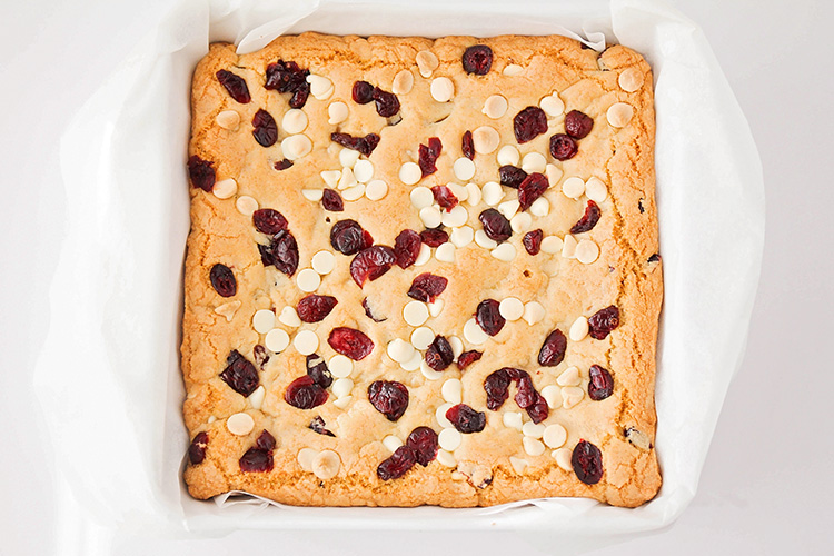 These sweet cranberry white chocolate blondies are so easy to make! They're loaded with cranberries and white chocolate chips, and so chewy and delicious!