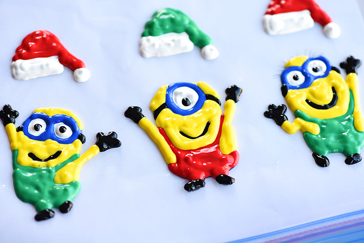 These holiday Minion window clings using Tulip slick paint are SO EASY and they look so cute! This is such a fun Christmas craft to do with the kids and it's seriously one of my all time favourite crafts!