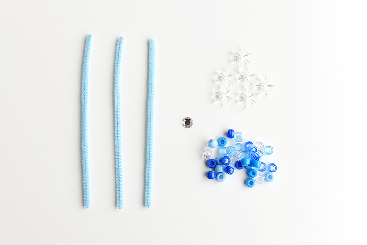 These beaded pipe cleaner snowflakes are SO SIMPLE and they look adorable! This is such an awesome low mess craft for winter, or even Christmas ornaments!