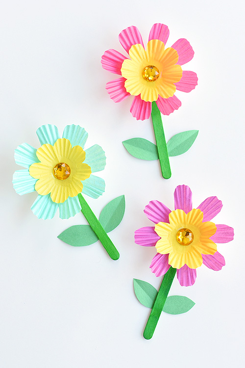 These simple cupcake liner flowers are so easy to make and they look SO PRETTY! They're such a great low mess kids craft idea! Wouldn't they be a perfect craft for Mother's Day? Or even Easter?