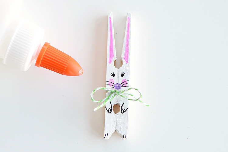 These clothespin bunnies are so adorable and they're really simple to make! They're a great little Easter decoration and a super cute Easter craft to make with the kids. This is a fun and easy spring craft idea!