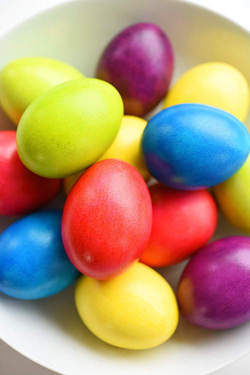 These crazy vibrant, super bright Easter eggs are SO BEAUTIFUL and they're so easy to make!! I love the shiny and glossy finish!! The colour is completely consistent without any of the splotches you get from the store bought kits. Best of all, they're completely safe to eat!