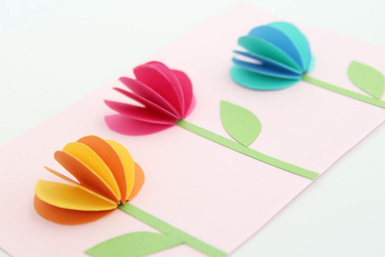 These 3D paper flowers are SO adorable and would be perfect for a handmade Mother's Day card craft!