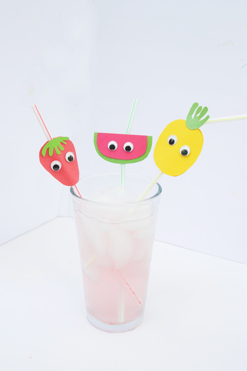 These fruit straw toppers are the perfect way to dress up your summer drinks! This is an easy summer craft for kids!