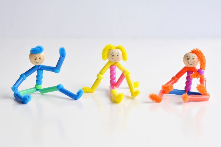 Pipe cleaner people made with pony beads and straws