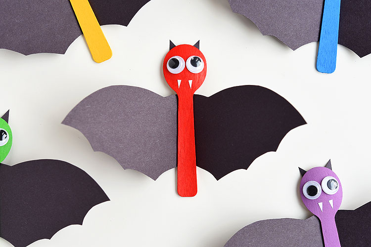 This wooden spoon bat craft for Halloween is so much fun! It's quick and simple, and super fun to make with the kids! You could even hang the bats on the wall as a Halloween decoration!