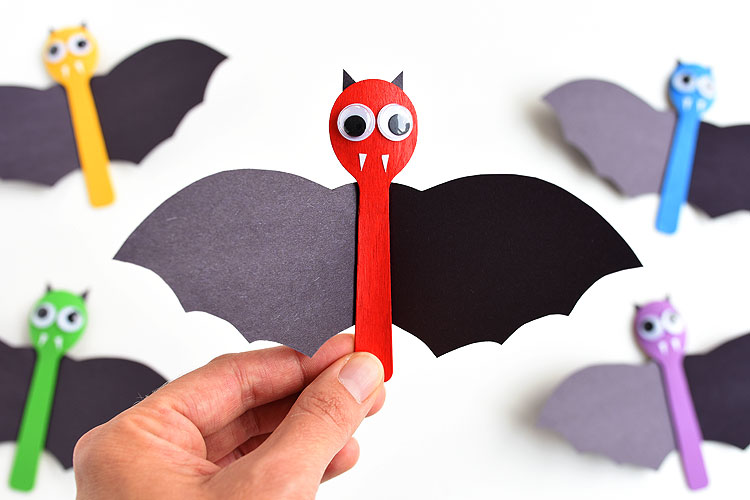 This wooden spoon bat craft for Halloween is so much fun! It's quick and simple, and super fun to make with the kids! You could even hang the bats on the wall as a Halloween decoration!
