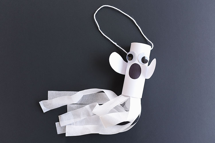 This paper roll ghost is SUCH a fun craft for Halloween! It's a super simple kids craft and makes a great Halloween decoration! The tail even blows in the wind!