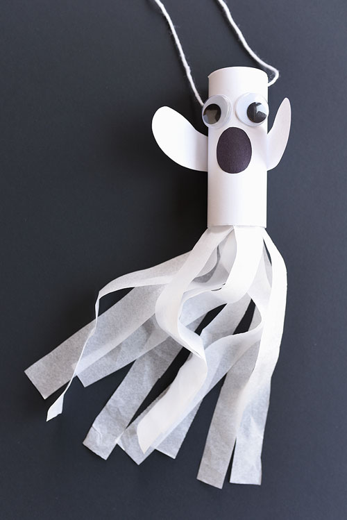 This paper roll ghost is SUCH a fun craft for Halloween! It's a super simple kids craft and makes a great Halloween decoration! The tail even blows in the wind!