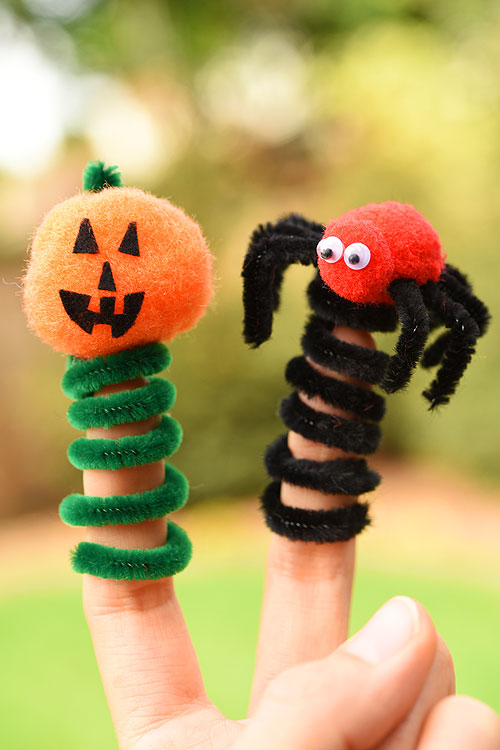 These Halloween finger puppets are so simple to make and they are SO CUTE! This is such a fun Halloween craft to make with the kids! Use pipe cleaners, pom poms and googly eyes to make any characters you want! 