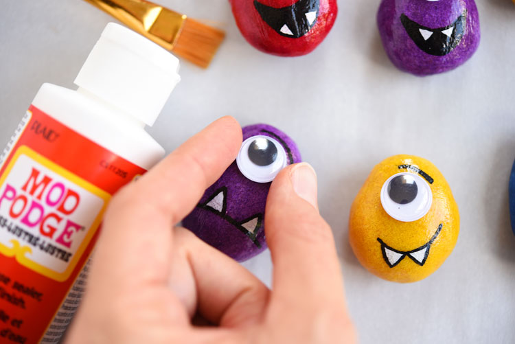 These salt dough monster pets are SO CUTE and really simple to make! You don't even need to paint them! This is such a fun craft to make with the kids and a great alternative to painted rock monsters!