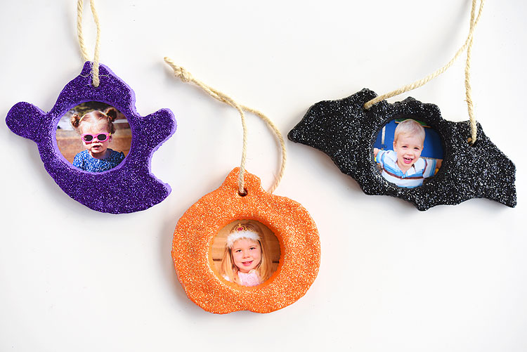 LOVE this Halloween salt dough keepsake! They're so easy to make and SO CUTE! This is a great Halloween craft and a super fun project to make with the kids! You can make pumpkins, bats, ghosts, or any Halloween shapes you like! Such a cute Halloween photo keepsake!
