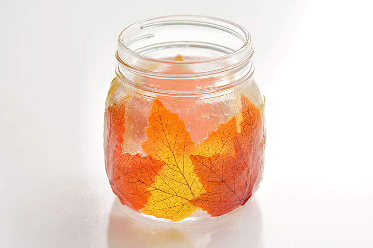 These mason jar leaf lanterns are SO PRETTY and they're so easy to make! This is such a great DIY fall decoration! Perfect for the fall mantle or a thanksgiving table. A great grown up craft and a fun little decoupage craft for fall!