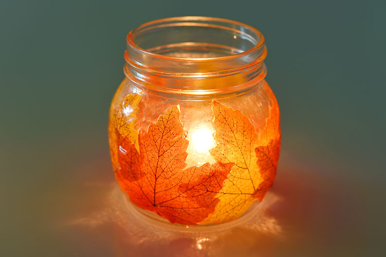 These mason jar leaf lanterns are SO PRETTY and they're so easy to make! This is such a great DIY fall decoration! Perfect for the fall mantle or a thanksgiving table. A great grown up craft and a fun little decoupage craft for fall!