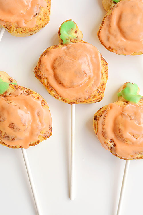 These cinnamon roll pumpkin pops are super easy, FAST, and kids absolutely LOVE them! This is such a fun dessert or snack idea for Halloween or Thanksgiving! You can whip up a batch in less than 20 minutes!