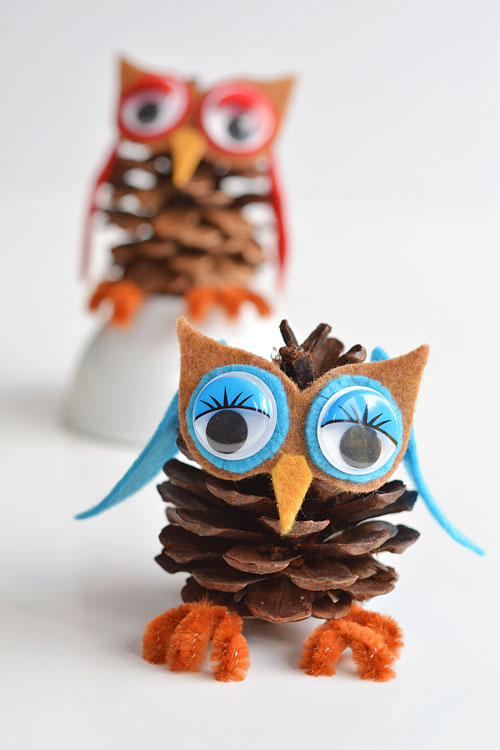 These pinecone owls are SO FUN and they're so easy to make! Best of all, you can get all the supplies at the dollar store! If you add a string, they make great Christmas ornaments! Such a great 5 minute craft idea! 