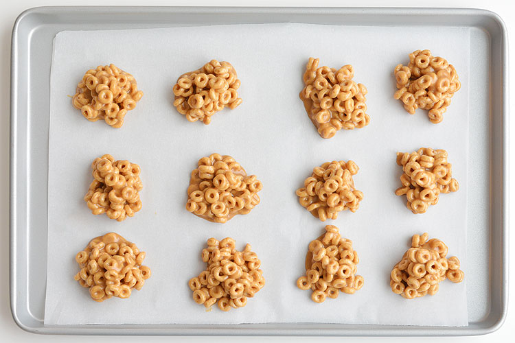 These peanut butter cereal bites are soooooo good! They're a great breakfast to grab on the run and with only 4 ingredients they're super easy to make! They're a quick, easy, and delicious snack idea and the kids loved them!