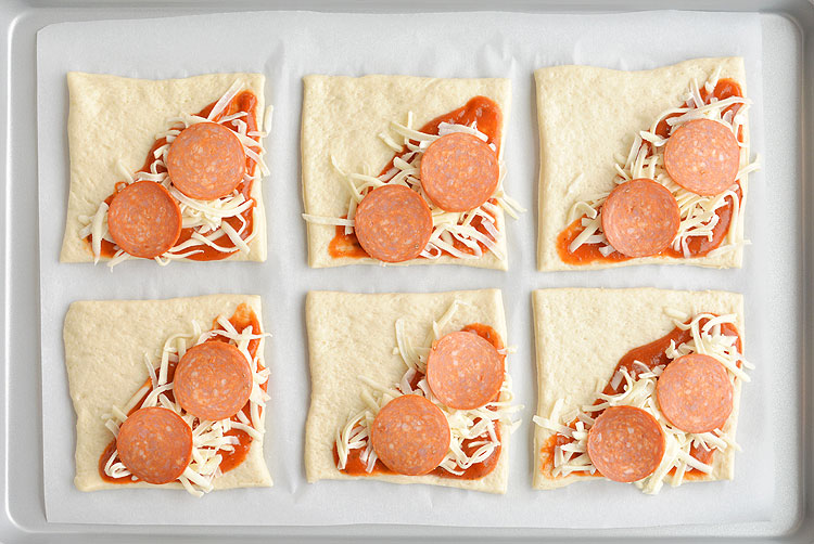 These easy cheesy homemade pizza pockets are SO EASY and they taste amazing! You can load them with your favourite pizza toppings and in less than 20 minutes you have a fun, delicious and kid friendly meal! They're great for lunch or dinner and best of all, they're kid approved!