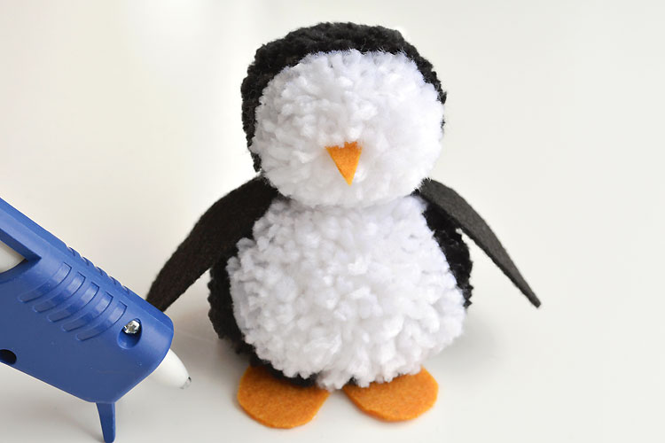 These pom pom penguins are so easy to make and they're sooooooooo cute!! This is such a fun winter craft idea for kids! You can easily make your own pom poms just by using your hands! This is such a fun and easy winter DIY project!