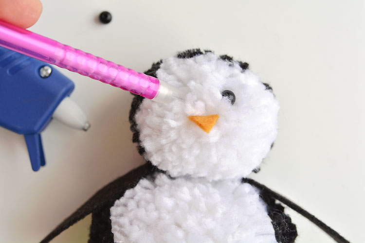 These pom pom penguins are so easy to make and they're sooooooooo cute!! This is such a fun winter craft idea for kids! You can easily make your own pom poms just by using your hands! This is such a fun and easy winter DIY project!