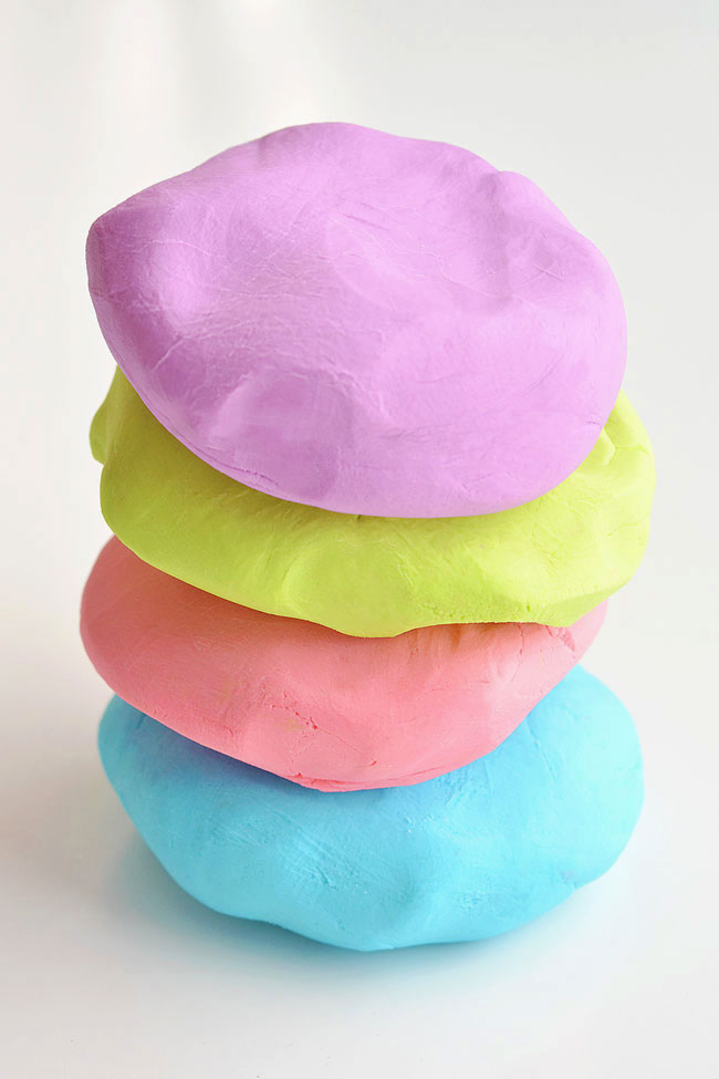 This edible frosting play dough makes PERFECT play dough! And with only 2 ingredients it's really easy to make! The recipe makes super soft dough that's easy to work with and it's completely safe to eat - and there's no cooking involved! Made with store bought icing, it's a super simple activity for the kids to try!