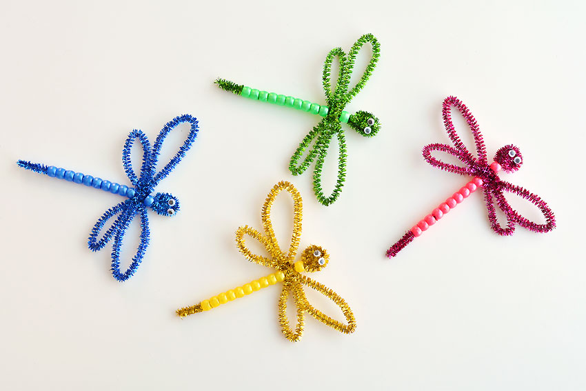 These beaded pipe cleaner dragonflies are SO CUTE! And they're so easy to make! All you need are pipe cleaners, plastic pony beads and googly eyes and you can whip one up in less than 5 minutes! This is such a fun kids craft that they can actually play with when they're done! A great kids activity for spring and summer!