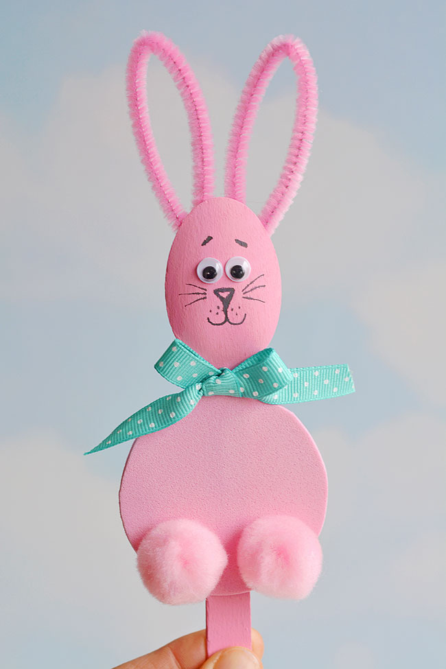 These wooden spoon bunnies and chicks are such a fun Easter craft idea! They're easy to put together and make fun little puppets for the kids to play with! It's so easy to make fun Easter characters using wooden spoons. You can even use the spoons to make Easter eggs -- Who would have thought!?!