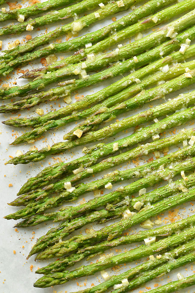 This garlic Parmesan roasted asparagus is SO GOOD and it's so simple to make! With only four ingredients you can make this easy side dish in 15 minutes! The garlic and Parmesan flavours taste amazing with the asparagus and go wonderfully with pasta and chicken dinners. This is such a great asparagus recipe and so delicious for spring and summer!