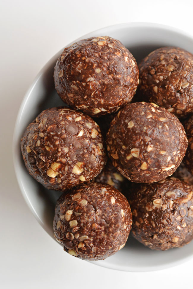 These no-bake chocolate peanut butter energy bites are so easy to make and they are SO GOOD. You can make them in about 15 minutes with zero baking! Energy balls are high in protein so they actually satisfy your hunger AND your sweet tooth! This is such a delicious snack recipe with (mostly) healthy ingredients! Peanut butter and chocolate are the best!