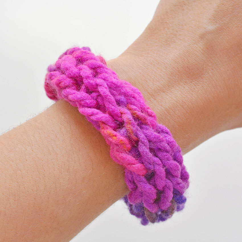 Finger knitting is such a fun and easy craft for kids! This kids activity (it's also a fun craft for adults!) is a great way to make friendship bracelets, necklaces or even headbands. It's super simple and kids can do it by themselves. In less than 15 minutes you can learn how to finger knit AND make your first bracelet! All you need is yarn and your hands!