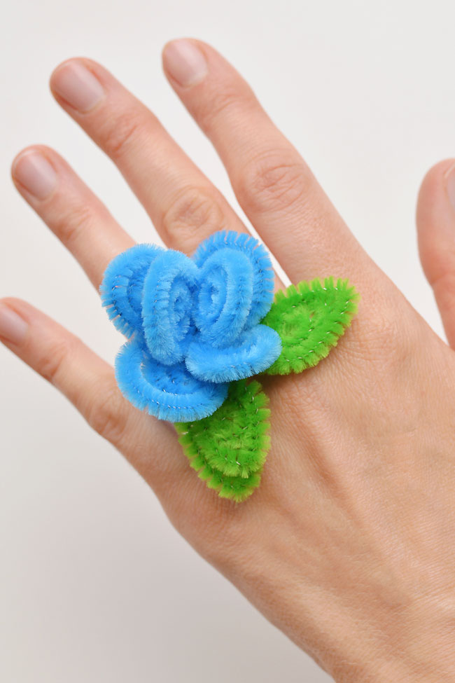These pipe cleaner flower rings are so SIMPLE to make and they look so pretty! This is such a fun pipe cleaner craft and a great craft for kids as well as adults. Each ring takes about 5 minutes to make and you only need pipe cleaners. What a fun and easy way to make homemade jewelry!