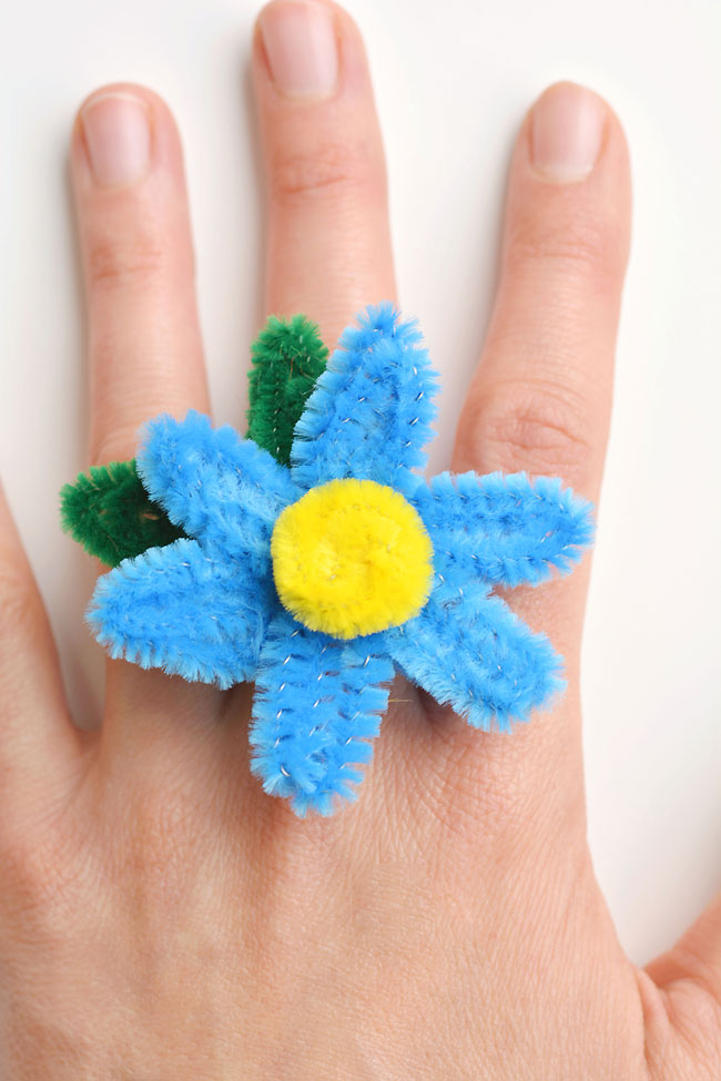 These pipe cleaner daisy rings are so fun and they're really easy to make! This is such a fun summer craft idea and a great craft for kids, teens, tweens and even adults. Each one takes less than 5 minutes to make and you only need pipe cleaners! Such a great way to make homemade jewelry.
