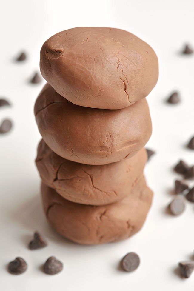 This edible chocolate play dough made with chocolate frosting is SO FUN and it's so simple - you only need 2 ingredients! The dough feels just like regular play dough and it's completely safe (and delicious!) to eat. You can use your favourite play dough tools and have a little snack while you're playing. This is such a fun kids activity and a super easy play dough recipe!