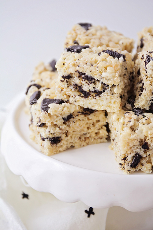 These cookies and cream rice krispie treats have only five ingredients, and taste amazing. They're so easy to make, and perfect for cooking with the kids!