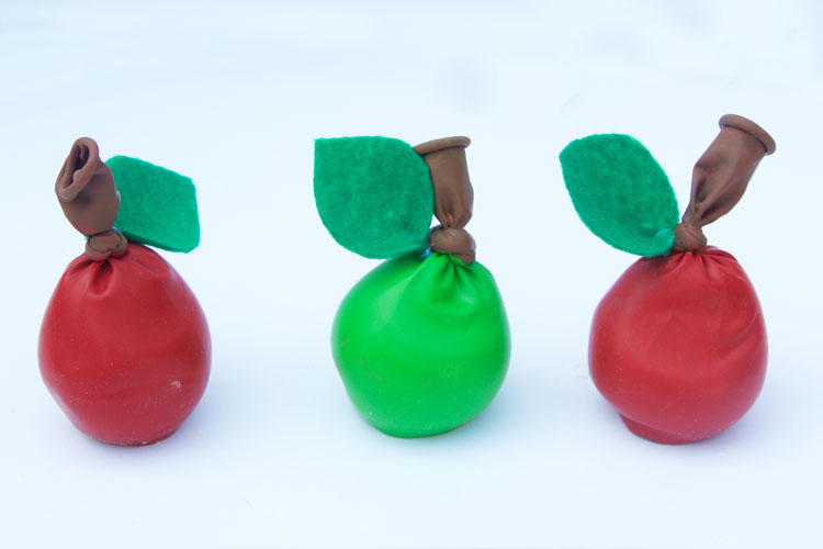 These apple stress balls are so easy to make and would make a fun back to school craft for both kids and teachers!