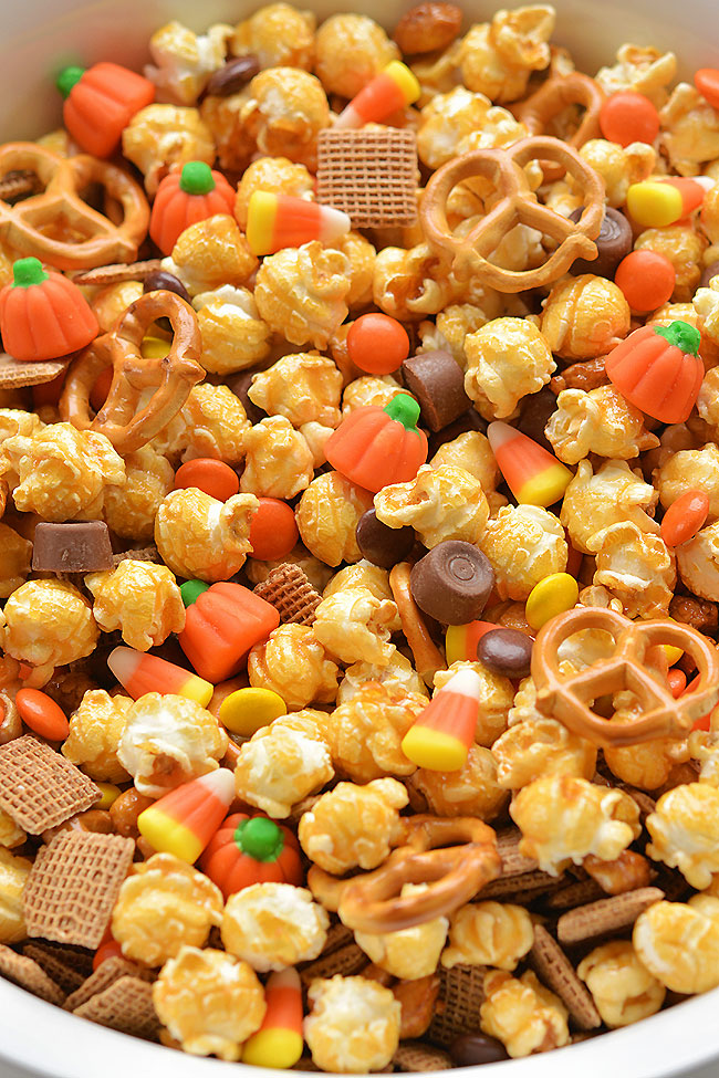 This scarecrow crunch snack mix is SO EASY to make and tastes so good! This is such an awesome kid friendly Halloween snack recipe. It would also make an awesome Thanksgiving treat! Loaded with the perfect mix of salty and sweet treats, this "boo-tiful" blend is exactly what you need to celebrate the spookiest night of the year! Or just fall and autumn in general!