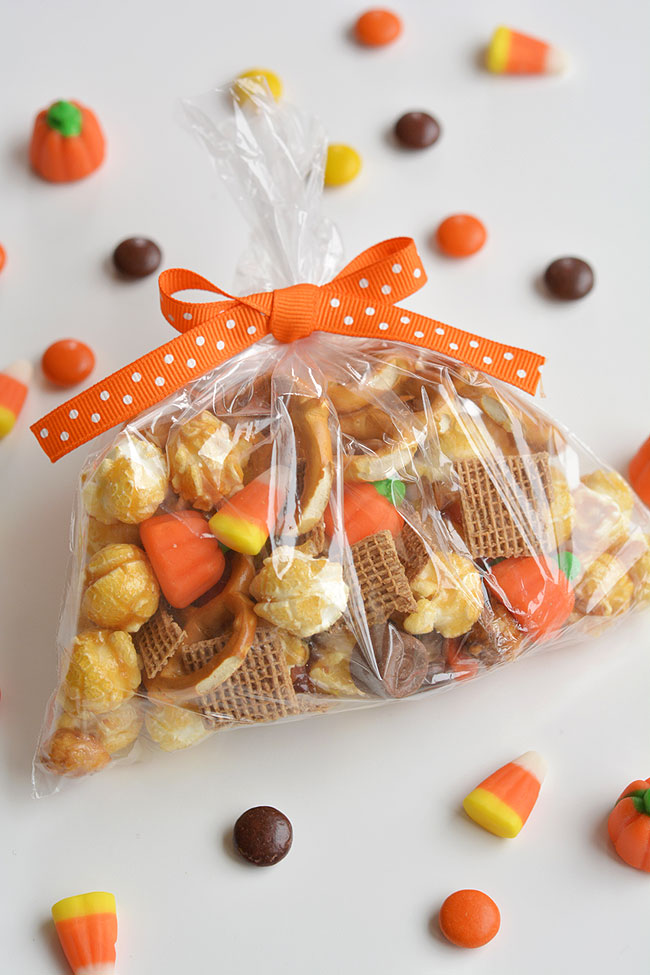 This scarecrow crunch snack mix is SO EASY to make and tastes so good! This is such an awesome kid friendly Halloween snack recipe. It would also make an awesome Thanksgiving treat! Loaded with the perfect mix of salty and sweet treats, this "boo-tiful" blend is exactly what you need to celebrate the spookiest night of the year! Or just fall and autumn in general!